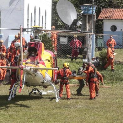  BRUMADINHO, MG, BRASIL - 2019.01.27 - Por volta das 15h as buscas foram reiniciadas. No campo de futebol em frente Ã  igreja Nossa Senhora das Dores foi montado um esquema de estacionamento de helicÃ³pteros. Com marcas indicando onde cada aeronave deveria pousar e tambÃ©m setas, indicando a direÃ§Ã£o do fluxo. Havia movimento intenso de decolagens e aterrissagens (Foto: ANDRÃ ÃVILA/ AgÃªncia RBS)Indexador: Andre Avila