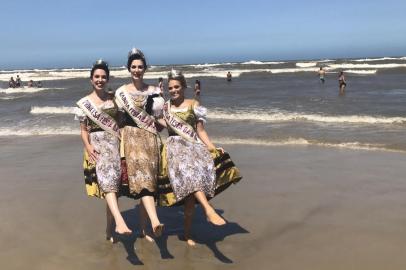 Soberanas da Festa da Uva 2019 fazem divulgação na praia, em Tramandaí.