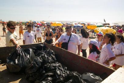  TRAMANDAÍ, RS, BRASIL, 27-01-2019. Somos Lixo Zero, ação integrada de limpeza de praias ocorre simultaneamente em dez praias do Litoral Norte Gaúcho. Integrando ONGs (Organizações Não Governamentais) e entidades que trabalham pela conservação ambiental das  praias. Em Tramandaí Greenpeace pararticipa da ação. Foto Andréa Graiz/Agência RBSIndexador: Anderson Fetter