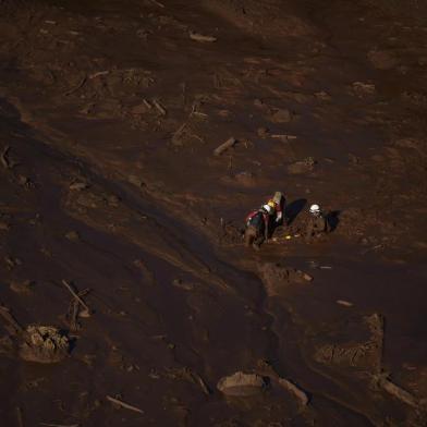 Firefighters search for bodies in the region of Corrego do Feijao in Brumadinho, two days after the collapse of a dam at an iron-ore mine belonging to Brazils giant mining company Vale near the town of Brumadinho, state of Minas Gerias, southeastern Brazil, on January 27, 2019. - Communities were devastated by a dam collapse that killed at least 37 people at a Brazilian mining complex -- with hopes fading for 250 still missing. A barrier at the site burst on Friday, spewing millions of tons of treacherous sludge and engulfing buildings, vehicles and roads. (Photo by Douglas Magno / AFP)