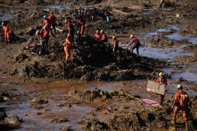  Rescuers search for vicitms near the town of Brumadinho, state of Minas Gerias, southeastern Brazil three days after the collapse of a dam at an iron-ore mine belonging to Brazil's giant mining company Vale on January 28, 2019. - A tsunami of toxic mud broke through a dam at an iron-ore mine owned by Vale on January 25. The official toll from the disaster was 58 dead and 305 missing as of late Sunday. (Photo by Mauro Pimentel / AFP)Editoria: DISLocal: BrumadinhoIndexador: MAURO PIMENTELSecao: accident (general)Fonte: AFPFotógrafo: STF