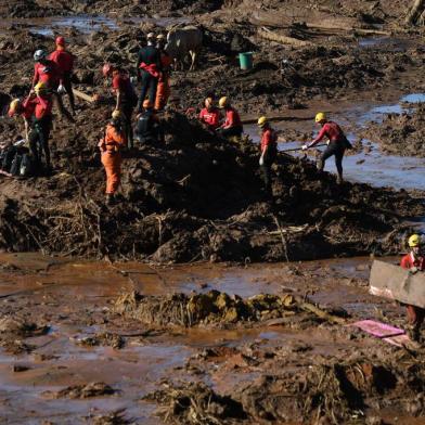  Rescuers search for vicitms near the town of Brumadinho, state of Minas Gerias, southeastern Brazil three days after the collapse of a dam at an iron-ore mine belonging to Brazil's giant mining company Vale on January 28, 2019. - A tsunami of toxic mud broke through a dam at an iron-ore mine owned by Vale on January 25. The official toll from the disaster was 58 dead and 305 missing as of late Sunday. (Photo by Mauro Pimentel / AFP)Editoria: DISLocal: BrumadinhoIndexador: MAURO PIMENTELSecao: accident (general)Fonte: AFPFotógrafo: STF