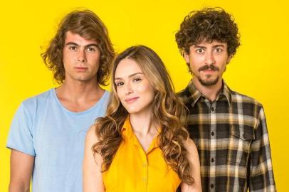 Eis a primeira foto dos protagonistas de Verão 90: os mocinhos João (Rafael Vitti) e Manuzita (Isabelle Drummond) e o vilão Jerônimo (Jesuíta Barbosa). Na trama das sete de Izabel de Oliveira e Paula Amaral, o trio, que fez muito sucesso na infância com o grupo Patotinha Mágica, se reencontra anos depois, na década de 1990. Os irmãos João e Jerônimo vão disputar o amor de Manuzita. Em entrevista à jornalista Patrícia Logut, do jornal O Globo, a atriz contou um pouco mais de sua personagem.