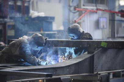  Imprensa Visita Empresas Randon. Jornalistas visitam produção de carretas da Randon.