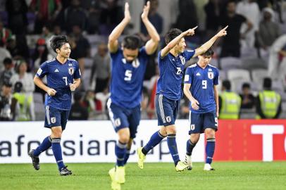  Japans players celebrate their goal during the 2019 AFC Asian Cup semi-final football match between Iran and Japan at the Hazza Bin Zayed Stadium in Abu Dhabi on January 28, 2019. (Photo by Khaled DESOUKI / AFP)Editoria: SPOLocal: Abu DhabiIndexador: KHALED DESOUKISecao: soccerFonte: AFPFotógrafo: STF