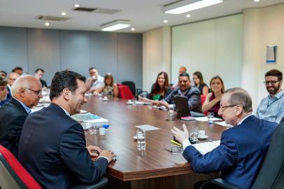 Porto Alegre, 28/01/2019: O prefeito Nelson Marchezan JÃºnior participou, na manhÃ£ desta segunda-feira (28), de reuniÃ£o na sede do Tribunal de Contas do Estado (TCE), com o conselheiro Cezar Miola, sobre as obras do entorno da Arena do GrÃªmio. O presidente do GrÃªmio Foot-Ball Porto Alegrense, Romildo Bolzan Jr., participou do encontro. Foto: Cesar Lopes/PMPA