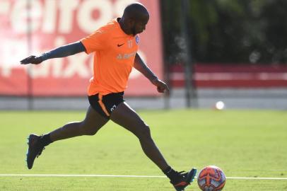 Patrick participa de treino do Inter no CT Parque Gigante