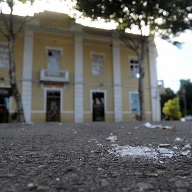  CAXIAS DO SUL, RS, BRASIL 28/01/2019Conforme a Brigada Militar, desde o início da tarde um grupo de pessoas estava reunido no local, em um evento convocado pelas redes sociais, chamado de Pré-Carnaval de Caxias. A realização da festa não estava autorizada pelos órgãos de segurança da cidade.  Após algumas brigas, que deixaram pelo menos duas pessoas feridas, a Tropa de Choque que estava atuando no jogo entre Caxias e Avenida se deslocou até o local. Bombas de gás foram usadas para dispersar o público.(Felipe Nyland/Agência RBS)