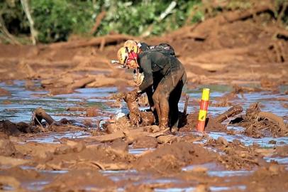 BRA201. BRUMADINHO (BRASIL), 27/01/2019.- Un bombero saca un cuerpo este domingo durante las labores de búsqueda y rescate de las víctimas de la rotura de represa de la compañía Vale, en Brumadinho, municipio de Minas Gerais (Brasil). La cifra de fallecidos tras la rotura de una represa en la localidad brasileña de Brumadinho (sureste) subió este domingo a 37, confirmaron hoy los bomberos, quienes han evacuado habitantes de diversas comunidades vecinas ante el riesgo de colapso de un nuevo dique. EFE/Antonio Lacerda