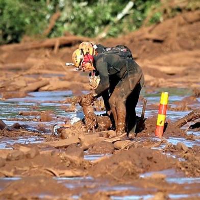 BRA201. BRUMADINHO (BRASIL), 27/01/2019.- Un bombero saca un cuerpo este domingo durante las labores de búsqueda y rescate de las víctimas de la rotura de represa de la compañía Vale, en Brumadinho, municipio de Minas Gerais (Brasil). La cifra de fallecidos tras la rotura de una represa en la localidad brasileña de Brumadinho (sureste) subió este domingo a 37, confirmaron hoy los bomberos, quienes han evacuado habitantes de diversas comunidades vecinas ante el riesgo de colapso de un nuevo dique. EFE/Antonio Lacerda