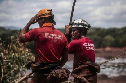 BRUMADINHO, MG, BRASIL - 2019.01.28 - Operação de buscas pelos bombeiros no Parque das Cachoeiras, em Brumadinho (Foto: ANDRÉ ÁVILA/ Agência RBS)Indexador: Andre Avila--------A barragem 1 do complexo Mina do Feijão, da mineradora Vale, na região do Córrego do Feijão,  rompeu sexta-feira 25/01/2019, em Brumadinho, Região Metropolitana de Belo Horizonte. As fotos mostram os estragos causados pela invasão  dos rejeitos de minério, lama, na região.----