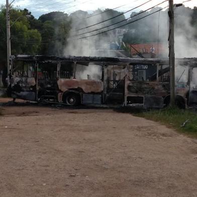  PORTO ALEGRE, RS, BRASIL - 28/01/2019 - Ônibus queimado na Vila dos Sargentos.