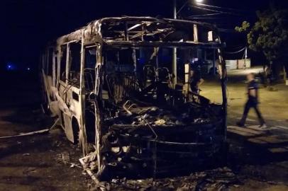  PORTO ALEGRE, RS, BRASIL - 28/01/2019 - Ônibus queimado na Vila dos Sargentos.