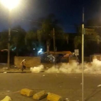  CAXIAS DO SUL, RS, BRASIL, 28/01/2019. Um evento na Estação Férrea de Caxias do Sul, na Serra Gaúcha, terminou em confronto com a Tropa de Choque da Brigada Militar, na noite de domingo (27). Conforme a Brigada Militar, desde o início da tarde um grupo de pessoas estava reunido no local, em um evento convocado pelas redes sociais, chamado de Pré-Carnaval de Caxias. A realização da festa não estava autorizada pelos órgãos de segurança da cidade. (Daniela Xu/Divulgação)