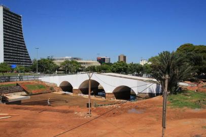  PORTO ALEGRE, RS, BRASIL, 22/01/2019- 10 Year Challenge Porto Alegre. Na foto: Largo dos Açorianos, foto antiga Nica Id: 2628446.(FOTOGRAFO: JÚLIO CORDEIRO / AGENCIA RBS)