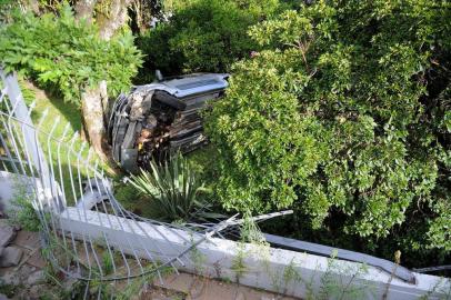  CAXIAS DO SUL, RS, BRASIL 29/01/2019Carro cai em residência nas margens da BR-116 em Caxias do Sul. (Felipe Nyland/Agência RBS)