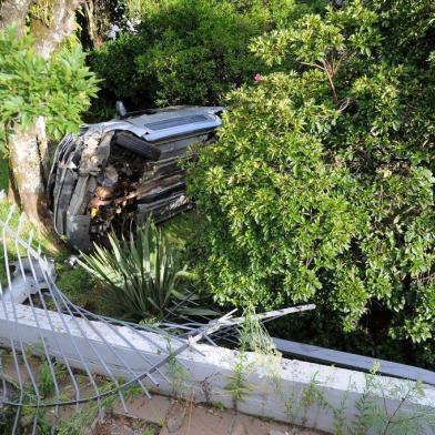  CAXIAS DO SUL, RS, BRASIL 29/01/2019Carro cai em residência nas margens da BR-116 em Caxias do Sul. (Felipe Nyland/Agência RBS)