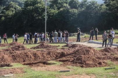  BRUMADINHO, MG, BRASIL - 2019.01.29 - Cemitério Parque das Rosas, em Brumadinho, recebe enterros de vítimas da barragem. Foram cavadas várias covas à  espera dos próximos mortos. (Foto: ANDRÉ ÁVILA/ Agência RBS)Indexador: Andre Avila