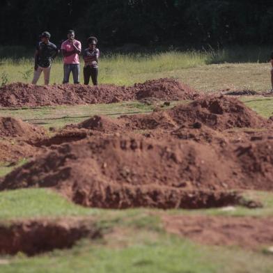  BRUMADINHO, MG, BRASIL - 2019.01.29 - Cemitério Parque das Rosas, em Brumadinho, recebe enterros de vítimas da barragem. Foram cavadas várias covas à  espera dos próximos mortos. (Foto: ANDRÉ ÁVILA/ Agência RBS)Indexador: Andre Avila