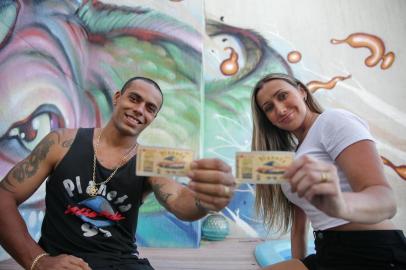  PORTO ALEGRE, RS, BRASIL, 25/01/2019: Alice e Cleber Chiarel se conheceram no Planeta Atlantida em 1999. Neste ano, os dois vão para o evento comemorar 20 anos de relacionamento. (CAMILA DOMINGUES/AGÊNCIA RBS)