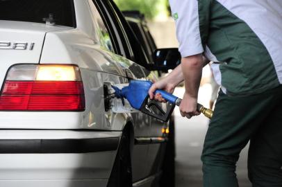  CAXIAS DO SUL, RS, BRASIL, 07/02/2015. Caxienses organizam protesto contra aumento da gasolina. Grupo percorreu três postos da cidade abastecendo menos de 0,50 em cada carro. (Porthus Junior/Pioneiro)