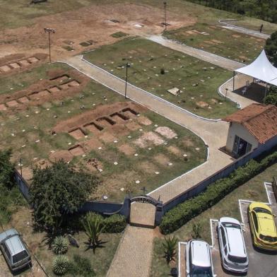  BRUMADINHO, MG, BRASIL - 2019.01.29 - Cemitério Parque das Rosas, em Brumadinho, recebe enterros de vítimas da barragem. Foram cavadas várias covas à  espera dos proximos mortos. (Foto: ANDRÉ ÁVILA/ Agênciaa RBS)