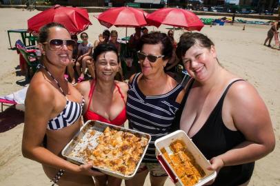  IMBÉ, RS, BRASIL, 25-01-2019.  Alciane Pfaffa, Carmen Goelzer, Jussara freitas e Maiara Köpp.   Comida de Praia. O que os veranistas comem na beira da praia.  Foto Andréa Graiz/Agência RBS