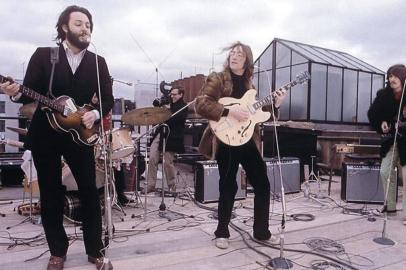 última apresentação dos beatles, em 1969, no topo do edifício da gravadora apple, em londres