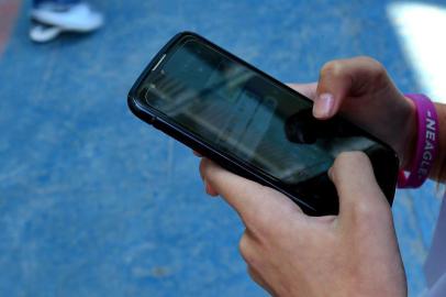  PORTO ALEGRE, RS, BRASIL, 05/12/2018 - Pauta sobre a idade ideal para se dar um celular para uma criança. Na foto- Ana Paula Borges e sua filha Laura Rabello, de 11 anos. (FOTOGRAFO: JÚLIO CORDEIRO / AGENCIA RBS)