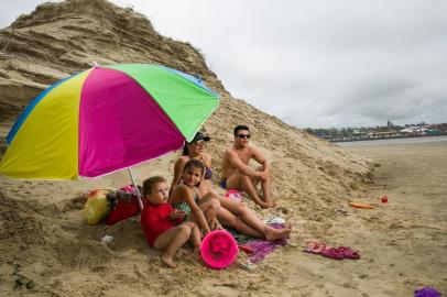  Tramandaí, RS, BRASIL, 21-01-2019.  Gregori Doria e Jessica Rodrigues.Veranistas que procuram lugares na areia mais reservados, longe das multidões . FOTO ANDRÉA GRAIZ/AGÊNCIA RBSIndexador: Anderson Fetter