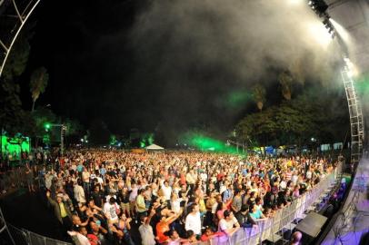 Apesar da chuva, o público se fez presente ao Baile da Cidade, tradicional evento de comemoração ao aniversário de Porto Alegre. A festa teve início às 21h na região central do Parque da Redenção, próximo ao chafariz.