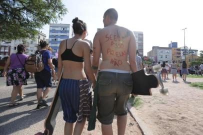  PORTO ALEGRE, RS, BRASIL, 29-11-2015. Marcha das vadias em Porto Alegre reúne  centenas de mulheres. (Foto: LAURO ALVES/AGÊNCIA RBS)