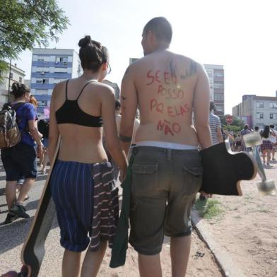  PORTO ALEGRE, RS, BRASIL, 29-11-2015. Marcha das vadias em Porto Alegre reúne  centenas de mulheres. (Foto: LAURO ALVES/AGÊNCIA RBS)