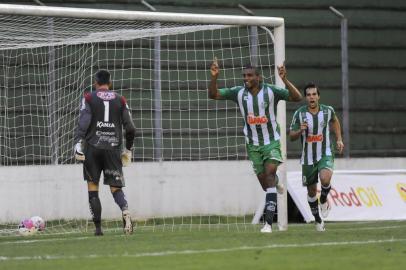 CAXIAS DO SUL, RS BRASIL, 22/11/2012. Juventude x Brasil-Pe, jogo válido pela final da copa Hélio Dourado e realizado no estádio Alfredo Jaconi. Comemoração do primeiro gol do Juventude marcado pelo atacante Zulu. (Porthus Junior/Pioneiro)