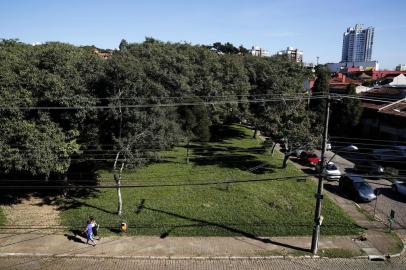  PORTO ALEGRE, RS, BRASIL, 15/07/2014: Praça Geraldo Zaniratti, no bairro Três Figueiras. A área é a primeira a ser revitalizada pela prefeitura entre os 26 reservatórios (bacias) públicos de amortecimento de água da cidade. (Foto: Mateus Bruxel / Diário Gaúcho)