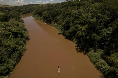  JUATUBA, MG, BRASIL - 2019.01.30 - Rio Paropeba foi tomado pela lama, teve sua cor modificada e em alguns pontos foram encontrados peixes mortos. Na foto: Amarildo Alves Rodrigues, 49 anos, pescador. (FOTOGRAFO: ANDRÉ ÁVILA / AGENCIA RBS)