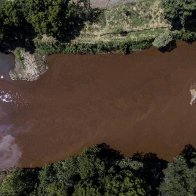  BRUMADINHO, MG, BRASIL - 2019.01.30 - Rio Paropeba corta a cidade de Brumadinho foi tomado pela lama, teve sua cor modificada. Em alguns pontos peixes mortos foram encontrados.  (FOTOGRAFO: ANDRÉ ÁVILA / AGENCIA RBS)