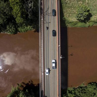  BRUMADINHO, MG, BRASIL - 2019.01.30 - Rio Paropeba corta a cidade de Brumadinho foi tomado pela lama, teve sua cor modificada. Em alguns pontos peixes mortos foram encontrados.  (FOTOGRAFO: ANDRÉ ÁVILA / AGENCIA RBS)