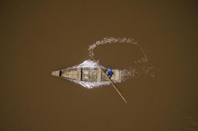  JUATUBA, MG, BRASIL - 2019.01.30 - Rio Paropeba foi tomado pela lama, teve sua cor modificada e em alguns pontos foram encontrados peixes mortos. Na foto: Amarildo Alves Rodrigues, 49 anos, pescador. (FOTOGRAFO: ANDRÉ ÁVILA / AGENCIA RBS)