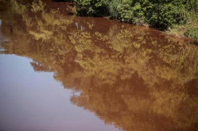  BRUMADINHO, MG, BRASIL - 2019.01.30 - Rio Paropeba corta a cidade de Brumadinho foi tomado pela lama, teve sua cor modificada. Em alguns pontos peixes mortos foram encontrados.  (FOTOGRAFO: ANDRÉ ÁVILA / AGENCIA RBS)Indexador: Andre Avila