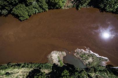  BRUMADINHO, MG, BRASIL - 2019.01.30 - Rio Paropeba corta a cidade de Brumadinho foi tomado pela lama, teve sua cor modificada. Em alguns pontos peixes mortos foram encontrados.  (FOTOGRAFO: ANDRÉ ÁVILA / AGENCIA RBS)