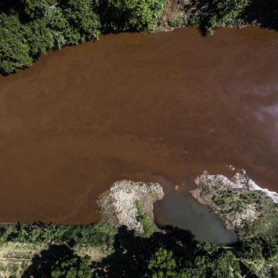  BRUMADINHO, MG, BRASIL - 2019.01.30 - Rio Paropeba corta a cidade de Brumadinho foi tomado pela lama, teve sua cor modificada. Em alguns pontos peixes mortos foram encontrados.  (FOTOGRAFO: ANDRÉ ÁVILA / AGENCIA RBS)