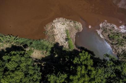  BRUMADINHO, MG, BRASIL - 2019.01.30 - Rio Paropeba corta a cidade de Brumadinho foi tomado pela lama, teve sua cor modificada. Em alguns pontos peixes mortos foram encontrados.  (FOTOGRAFO: ANDRÉ ÁVILA / AGENCIA RBS)