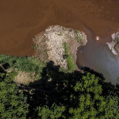  BRUMADINHO, MG, BRASIL - 2019.01.30 - Rio Paropeba corta a cidade de Brumadinho foi tomado pela lama, teve sua cor modificada. Em alguns pontos peixes mortos foram encontrados.  (FOTOGRAFO: ANDRÉ ÁVILA / AGENCIA RBS)