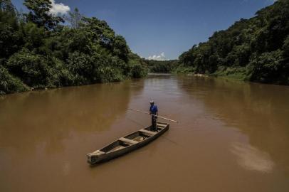  JUATUBA, MG, BRASIL - 2019.01.30 - Rio Paropeba foi tomado pela lama, teve sua cor modificada e em alguns pontos foram encontrados peixes mortos. Na foto: Amarildo Alves Rodrigues, 49 anos, pescador. (FOTOGRAFO: ANDRÉ ÁVILA / AGENCIA RBS)