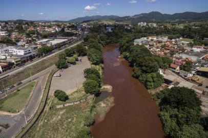  BRUMADINHO, MG, BRASIL - 2019.01.30 - Rio Paropeba corta a cidade de Brumadinho foi tomado pela lama, teve sua cor modificada. Em alguns pontos peixes mortos foram encontrados.  (FOTOGRAFO: ANDRÉ ÁVILA / AGENCIA RBS)