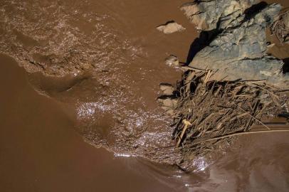  BRUMADINHO, MG, BRASIL - 2019.01.30 - Rio Paropeba corta a cidade de Brumadinho foi tomado pela lama, teve sua cor modificada. Em alguns pontos peixes mortos foram encontrados.  (FOTOGRAFO: ANDRÉ ÁVILA / AGENCIA RBS)