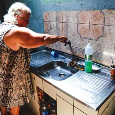  PORTO ALEGRE, RS - BRASIL - 30/01/2019 -  Adelma lurdes dos santos , 74 -  A falta de água, que se intensifica no verão em Porto Alegre, é resultado de um problema estrutural do Dmae. A área mais atingida é a Zona Leste. Falta de investimentos provoca desabastecimento em regiões da Capital como a Lomba do Pinheiro. (OMAR FREITAS / AGÊNCIA RBS)