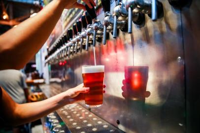  PORTO ALEGRE, RS - BRASIL -  25/01/2019 - 4Beer, Daniel Diefenthäler - Das panelas às fábricas, microcervejarias crescem e movimentam o comércio de bebidas alcoólicas no Estado. Apesar de ainda representarem um pequeno percentual do consumo de cervejas, as artesanais crescem na preferência do público e motivam até pubs dedicados a elas (OMAR FREITAS / AGÊNCIA RBS)