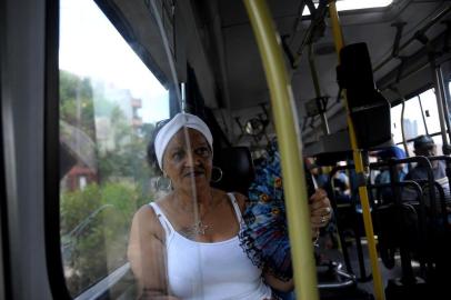 CAXIAS DO SUL, RS, BRASIL, 30/01/2019Em um dos dias mais quentes de janeiro de 2019, medimos a temperatura dentro de um ônibus urbano em Caxias do Sul. Nenhum veículo da frota, num total de 320 coletivos, tem ar condicionado.Ione Cardoso, 67 anos, aposentada (passageira)